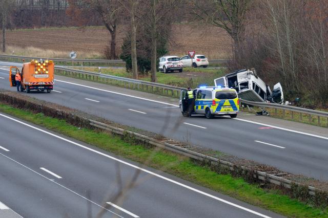 22 December 2025, North Rhine-Westphalia, Jülich: The wreckage of a van lies on the side of the highway A44 after a serious accident. Two people were killed and four injured in the serious traffic accident. Photo: Henning Kaiser/dpa