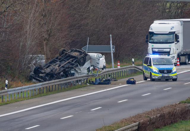 22 December 2025, North Rhine-Westphalia, Jülich: The wreckage of a van lies on the side of the highway A44 after a serious accident. Two people were killed and four injured in the serious traffic accident. Photo: Henning Kaiser/dpa