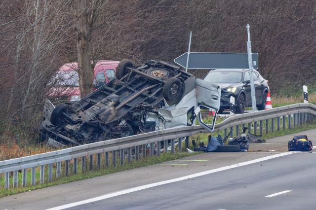 22 December 2025, North Rhine-Westphalia, Jülich: The wreckage of a van lies on the side of the highway A44 after a serious accident. Two people were killed and four injured in the serious traffic accident. Photo: Henning Kaiser/dpa