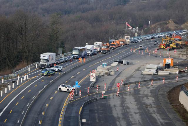 22 December 2025, North Rhine-Westphalia, Lüdenscheid: Cars are stuck in a traffic jam near the Rahmedetal bridge after the opening. The important A45 north-south axis in the Sauerland region was interrupted for almost four years due to a dilapidated bridge. The dilapidated bridge was closed at the beginning of December 2021 and later blown up. Photo: Rolf Vennenbernd/dpa
