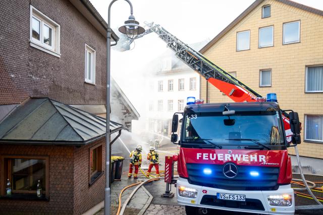 22 December 2025, Baden-Württemberg, Furtwangen im Schwarzwald: Firefighters fight a fire in an apartment building in the city center. Seven people were injured in the fire in Furtwangen,one of them seriously. The fire is under control, a police spokesman added. Photo: Joshua Rzepka/onw-images/dpa