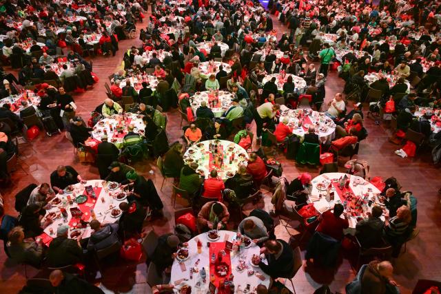 22 December 2025, Berlin: Guests eat during Frank Zander's 31st Christmas party for the homeless and needy at the Estrel Hotel. Photo: Sebastian Christoph Gollnow/dpa
