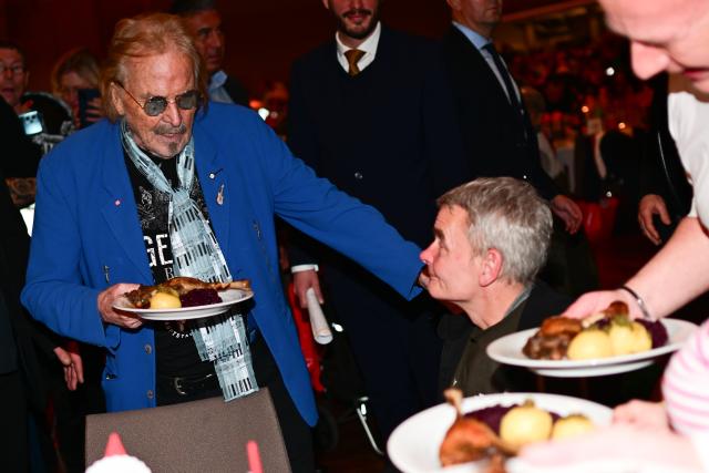 22 December 2025, Berlin: German singer Frank Zander serves food during his 31st Frank Zander Christmas party for the homeless and needy at the Estrel Hotel. Photo: Sebastian Christoph Gollnow/dpa