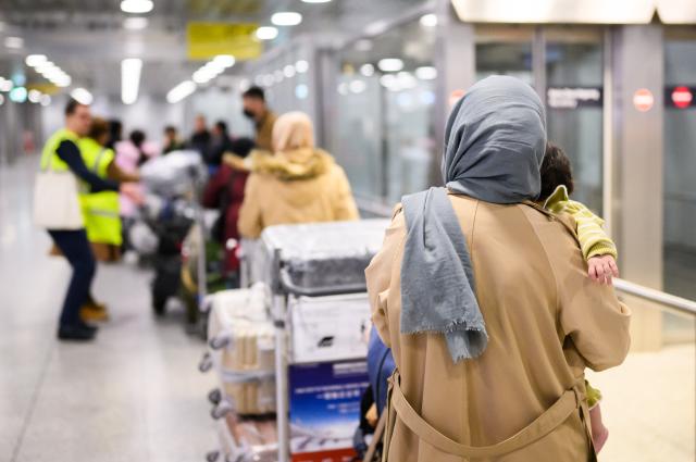 FILED - 20 November 2025, Lower Saxony, Hanover: Afghans from the federal reception programs stand at Hanover Airport. A charter flight organized by the German government brought 141 Afghans to Germany on Monday. Photo: Julian Stratenschulte/dpa