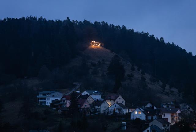 23 December 2025, Baden-Württemberg, Rottweil: The "Christmas star over Goellsdorf" shines at dawn on the Dissenhorn in the Rottweiler district of Goellsdorf. Photo: Silas Stein/dpa
