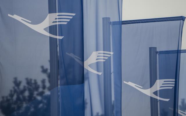 23 December 2025, Hesse, Frankfurt_Main: Flags with the new company logo are fluttering in the wind in front of the Lufthansa Group headquarters in Frankfurt am Main. Photo: Andreas Arnold/dpa