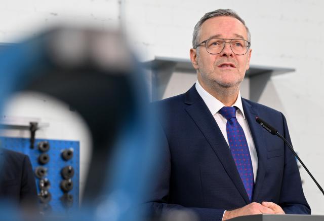 FILED - 28 October 2025, Saxony, Dresden: Joerg Dittrich, President of the Dresden Chamber of Skilled Crafts and the German Confederation of Skilled Crafts (ZDH), speaks at a press conference at the Dresden Chamber of Skilled Crafts training center during the Chancellor's visit. Photo: Hendrik Schmidt/dpa