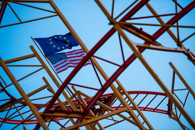 FILED - 28 October 2015, Hamburg: EU and US flags wave on an unfinished roller coaster in Hamburg. Photo: picture alliance / dpa