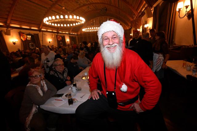 24 December 2025, Bavaria, Munich: Walter celebrates at the Christmas party of the Catholic Men's Welfare Association for homeless people in the ballroom of the Hofbraeuhaus in Munich. Photo: Felix Hörhager/dpa