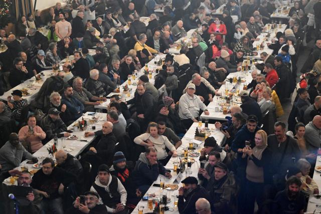 24 December 2025, Bavaria, Munich: Guests celebrate at the Christmas party of the Catholic Men's Welfare Association for homeless people in the ballroom of the Hofbraeuhaus in Munich. Photo: Felix Hörhager/dpa