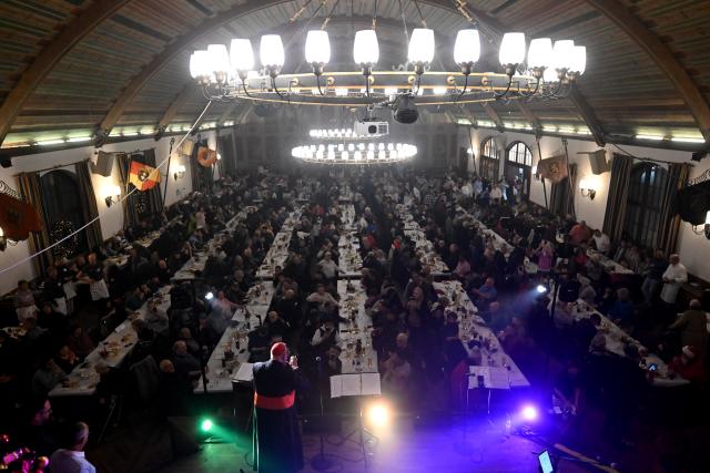 24 December 2025, Bavaria, Munich: Cardinal Reinhard Marx (Below) speaks at the Christmas party of the Catholic Men's Welfare Association for homeless people in the ballroom of the Hofbraeuhaus in Munich. Photo: Felix Hörhager/dpa