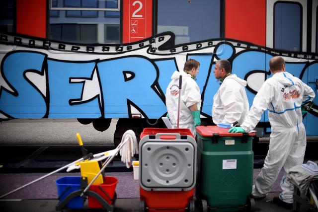 FILED - 21 September 2017, Berlin: Cleaners remove graffiti sprayed on the sides of railway carriages at the International Trade Fair for Cleaning Technology, Building Management and Services by way of demonstration in Berlin. Photo: Britta Pedersen/dpa-Zentralbild/dpa