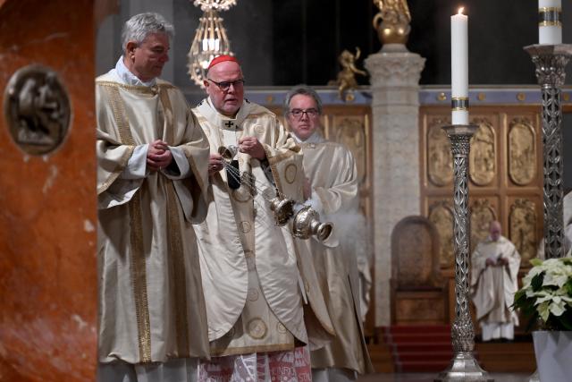 24 December 2025, Bavaria, Munich: Cardinal Reinhard Marx (C) walks past the altar with incense during Christmas mass in Munich Cathedral. This Christmas service takes place every year in the Frauenkirche. Photo: Felix Hörhager/dpa