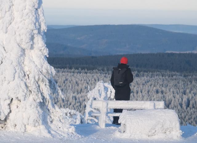26 December 2025, Saxony, Oberwiesenthal: A walker is underway on the icy summit of the Fichtelberg. Light snowfall and frost over the Christmas period have transformed the high altitudes of the Erzgebirge into a fairytale landscape. Photo: Sebastian Willnow/dpa
