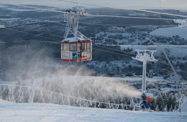 26 December 2025, Saxony, Oberwiesenthal: A cable car gondola on the summit of the Fichtelberg. Light snowfall and frost at Christmas have transformed the high altitudes of the Erzgebirge into a fairytale landscape. Photo: Sebastian Willnow/dpa