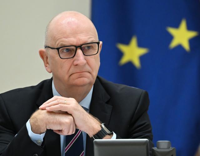 FILED - 17 December 2025, Brandenburg, Potsdam: Dietmar Woidke, Minister-President of Brandenburg, follows the topical hour of the 23rd session of the Brandenburg State Parliament. Photo: Soeren Stache/dpa