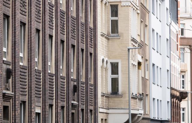 FILED - 30 January 2023, Lower Saxony, Hanover: A view of apartment buildings in the Hannover-Linden district. Photo: Marco Rauch/dpa