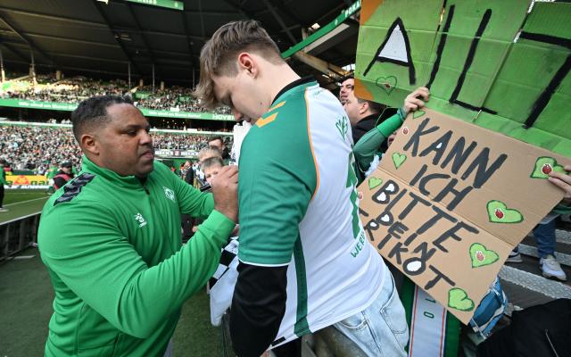 FILED - 22 March 2025, Bremen: Ailton signs autographs ahead of a Werder Bremen's farewell match for Diego at the Weser Stadium. In 2004, Ailton won the Bundesliga with Werder Bremen and finished the season as the league's top scorer, receiving the traditional trophy in the shape of a canon from the Kicker sports magazine. Photo: Carmen Jaspersen/dpa