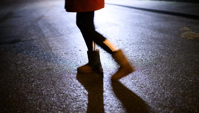 28 December 2025, Lower Saxony, Laatzen: A woman walks across an icy road in the Hanover region amid fog and sub-zero temperatures. Fog, frost, and freezing rain once again make the roads slippery. Photo: Julian Stratenschulte/dpa