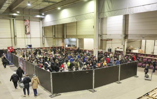 29 December 2025, Bremen, Bremerhaven: Customers wait for the start of sales at Comet Feuerwerk. The sale of New Year's Eve fireworks begins today in Germany. Photo: Focke Strangmann/dpa