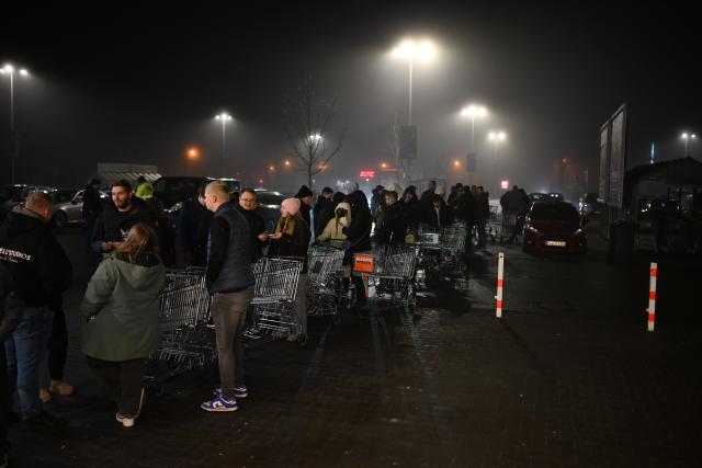 29 December 2025, Lower Saxony, Meppen: Customers line up in front of a store as they wait for the New Year's Eve fireworks sale to start at midnight. Photo: Lars Penning/dpa