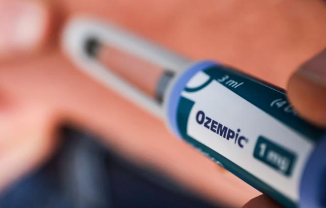 FILED - 31 January 2025, Nordrhein-Westfalen, Leverkusen: A man injects Ozempic into his stomach. Photo: Roberto Pfeil/dpa