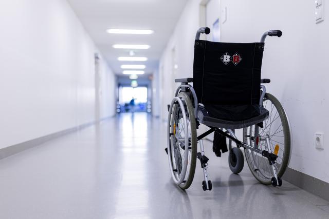 FILED - 27 November 2025, Lower Saxony, Hanover: An empty wheelchair stands in a corridor at the KRH Siloah Clinic. Photo: Michael Matthey/dpa