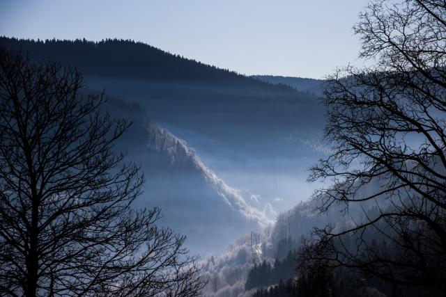 29 December 2025, Baden-Württemberg, Todtnau: Fog hangs between mountain slopes in a valley in Todtnau. Due to the current prevailing inversion in the southern Black Forest, it is often warmer on the Black Forest ridges than down in the valleys. Photo: Philipp von Ditfurth/dpa