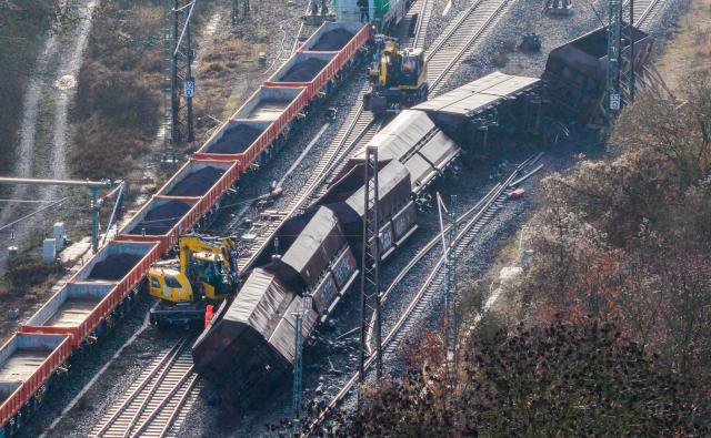 29 December 2025, Lower Saxony, Elze: A derailed freight train lies in the district of Hildesheim after an accident. The clean-up and recovery work following the accident on December 23 is in full swing. According to the railroad company Metronom, the line is expected to remain closed until at least February. Photo: Julian Stratenschulte/dpa