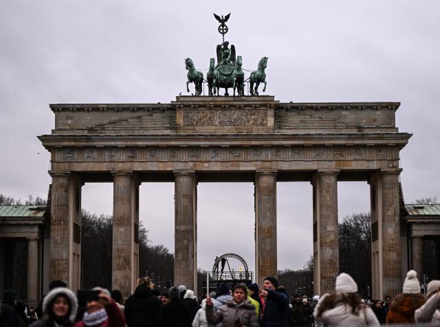 29 December 2025, Berlin: A view of the Brandenburg Gate during the preparations for the New Year's Eve celebrations. Photo: Britta Pedersen/dpa