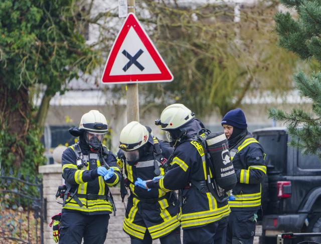 29 December 2025, Hesse, Mainhausen: Firefighters go to the scene in front of the affected building complex in the Offenbach district after a fire in a commercial building complex in Mainhausen-Zellhausen. The police assume that a 64-year-old man did not survive the fire, as they reported. The police put the damage at around three million euros. Photo: Andreas Arnold/dpa - ATTENTION: individual(s) has/have been pixelated for legal reasons