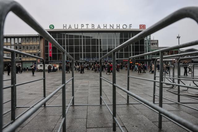29 December 2025, North Rhine-Westphalia, Cologne: Barriers are set up in front of the main station during preparations for New Year's Eve celebrations. Photo: Oliver Berg/dpa