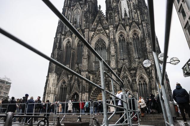 29 December 2025, North Rhine-Westphalia, Cologne: Barriers stand in front of the cathedral during the preparations for New Year's Eve celebrations. ago. Photo: Oliver Berg/dpa