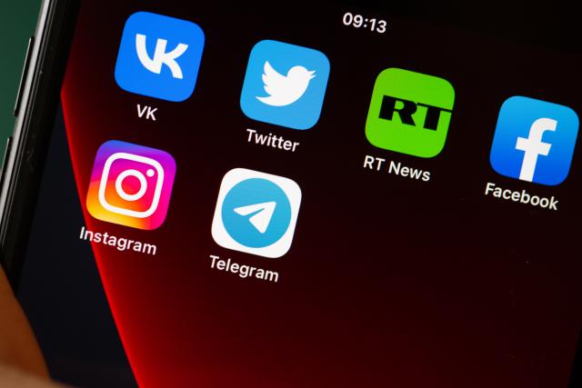FILED - 28 February 2022, Berlin: The screen of a smartphone shows the logos of the apps VKontakte, Twitter, RT News, Facebook, Instagram 
and Telegram. Photo: Fernando Gutierrez-Juarez/dpa-Zentralbild/dpa