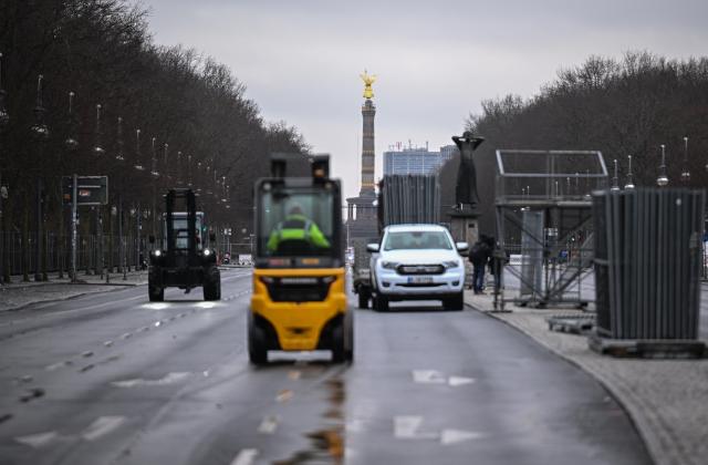 29 December 2025, Berlin: A view of Strasse des 17. Juni towards the Victory Column during preparations for the New Year's Eve event in Berlin. Due to the planned celebrations at the Brandenburg Gate, parts of Strasse des 17. Juni are partially closed. Photo: Britta Pedersen/dpa