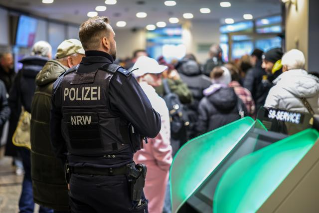 29 December 2025, North Rhine-Westphalia, Gelsenkirchen: Police officers clear the vestibule of the savings bank in Buer. Around 200 bank customers converged on a regional savings bank branch in the western German city of Gelsenkirchen on Monday after learning that thieves had broken into the bank's vault and ransacked a number of safety deposit boxes. Photo: Christoph Reichwein/dpa
