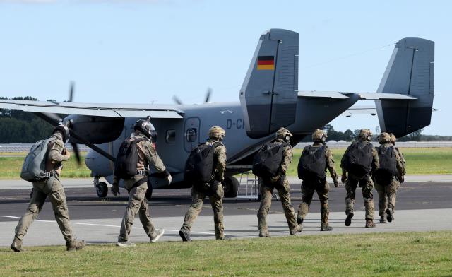 FILED - 26 August 2025, Mecklenburg-Vorpommern, Barth: Paratroopers from Lower Saxony board an aircraft at Barth airfield to complete free-fall tactical training. Instances of suspected right-wing extremism, sexual misconduct and drug abuse have led to German paratroopers being dismissed, with further action to follow, a Defence Ministry spokesman said in Berlin on Monday. Photo: Bernd Wüstneck/dpa