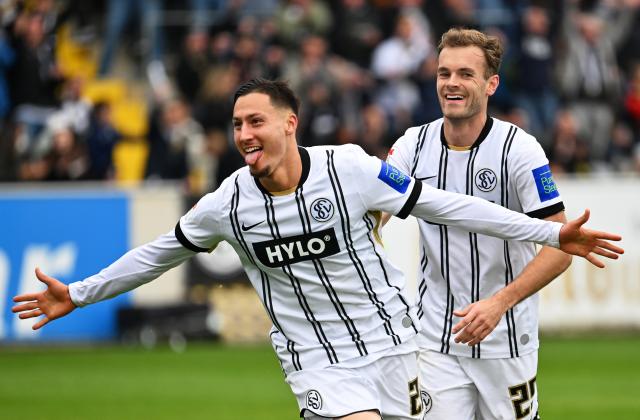 FILED - 19 October 2025, Saarland, Spiesen-Elversberg: Elversberg's Younes Ebnoutalib (L) reacts after scoring during the German 2nd Bundesliga soccer match between SV Elversberg and SpVgg Greuther Fuerth at the Ursapharm-Arena an der Kaiserlinde. Photo: Harald Tittel/dpa - IMPORTANT NOTE: In accordance with the regulations of the DFL German Football League and the DFB German Football Association, it is prohibited to utilize or have utilized photographs taken in the stadium and/or of the match in the form of sequential images and/or video-like photo series.