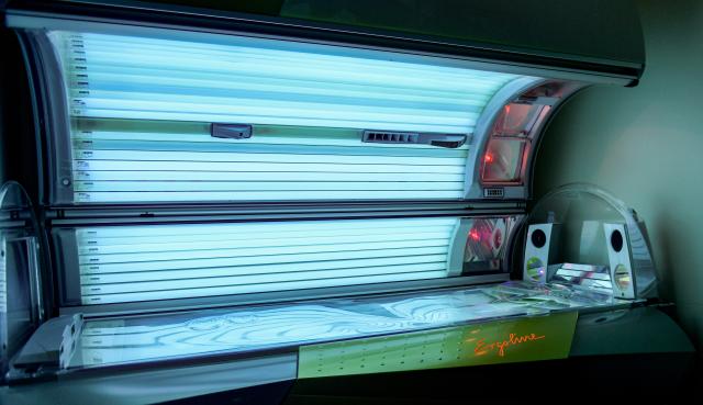 FILED - 10 August 2018, Hamburg: A tanning bed lights up in a cabin of Bobby's Sun Club in Hamburg's Lokstedt district. Photo: Axel Heimken/dpa