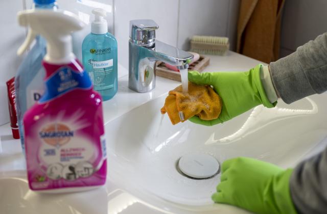 FILED - 06 March 2022, Bavaria, Murnau Am Staffelsee: A man cleans a bathroom. A new report by the German Economic Institute (IW) in Cologne reveals that domestic workers are employed illegally in nine out of ten households, equivalent to approximately four million families in Germany. Photo: Monika Skolimowska/dpa-Zentralbild GmbH/dpa