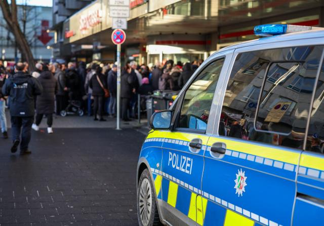 30 December 2025, North Rhine-Westphalia, Gelsenkirchen: Police operation at the Sparkasse branch in Gelsenkirchen-Buer after waiting customers tried to get into the bank. After the break-in into the bank's vault, worried customers demanded information. Due to the situation, the branch will remain closed on Tuesday, the police announced. Photo: Christoph Reichwein/dpa