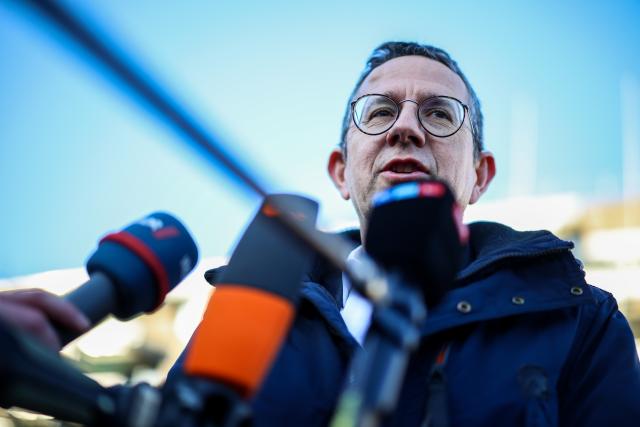 30 December 2025, North Rhine-Westphalia, Gelsenkirchen: Frank Krallmann, press spokesman for Sparkasse Gelsenkirchen, gives a statement on the current situation at the Sparkasse branch in the Buer district. After the break-in into the bank's vault, worried customers are demanding information. Due to the situation, the branch will remain closed on Tuesday, according to the police. Photo: Christoph Reichwein/dpa