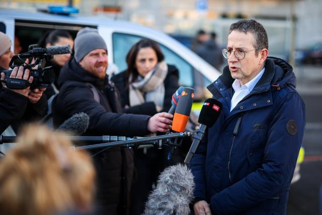 30 December 2025, North Rhine-Westphalia, Gelsenkirchen: Frank Krallmann, press spokesman for Sparkasse Gelsenkirchen, gives a statement on the current situation at the Sparkasse branch in the Buer district. After the break-in into the bank's vault, worried customers are demanding information. Due to the situation, the branch will remain closed on Tuesday, according to the police. Photo: Christoph Reichwein/dpa