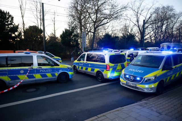 30 December 2025, North Rhine-Westphalia, Duesseldorf: A large police force cordons off the area around the crime scene. One person is believed to have been injured by gunfire in Duesseldorf city center. Photo: Henning Kaiser/dpa