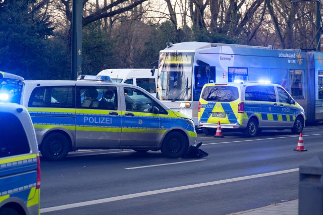 30 December 2025, North Rhine-Westphalia, Duesseldorf: A large police force cordons off the area around the crime scene. One person is believed to have been injured by gunfire in Duesseldorf city center. Photo: Henning Kaiser/dpa
