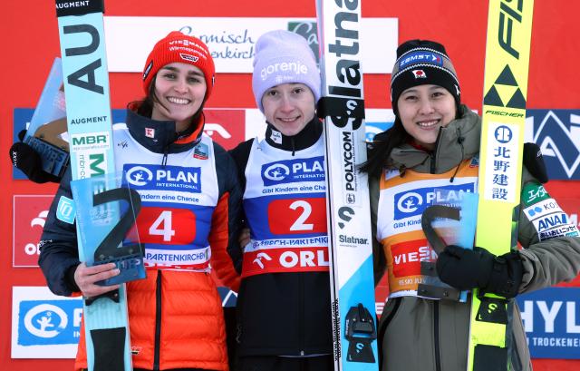 31 December 2025, Bavaria, Garmisch-Partenkirchen: Germany's Selina Freitag (second, l-r), Slovenia's Nika Prevc and Japan's Nozomi Maruyama stand at the award ceremony. Nordic skiing/ski jumping, World Cup, Two-Nights-Tour, large hill, women, 2nd round. Photo: Karl-Josef Hildenbrand/dpa