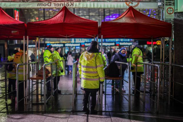31 December 2025, North Rhine-Westphalia, Cologne: Security forces control an entrance to the protection zone around the Domplatte in Cologne, where carrying and setting off firecrackers and rockets is prohibited. Photo: Christoph Reichwein/dpa