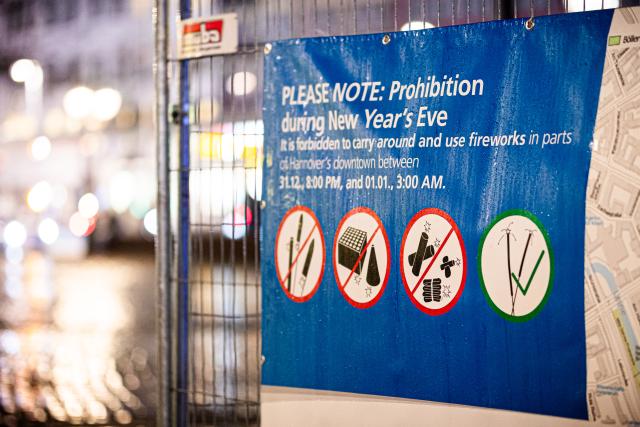 31 December 2025, Lower Saxony, Hanover: A sign shows the "firecracker-free zone" in the city center on New Year's Eve in the rain. Photo: Moritz Frankenberg/dpa