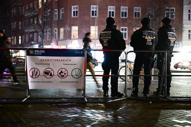 31 December 2025, Berlin: Police officers stand at the pyrotechnics ban zone on Sonnenallee during New Year's Eve. At the turn of the year, Berlin has four firecracker ban zones in which, in addition to a ban on fireworks and firecrackers, the carrying of knives and weapons is also prohibited. Photo: Sebastian Christoph Gollnow/dpa