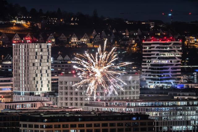 31 December 2025, Baden-Württemberg, Stuttgart: Rockets and fireworks light up the sky behind the collegiate church in the city center on New Year's Eve. Photo: Silas Stein/dpa
